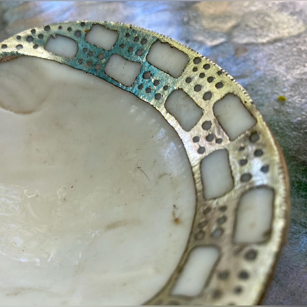 Gold and Cream Venus Clam Seashell Trinket/Snack Dish with Gold Trim - Picture 5 of 7